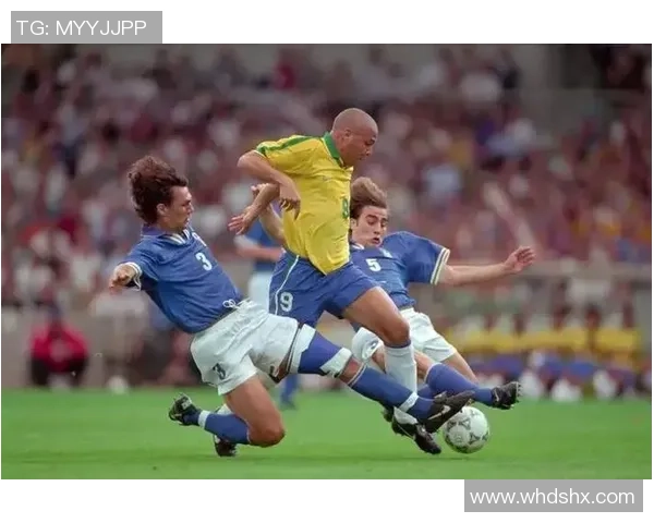 足球巨星过场精彩回顾：从经典进球到震撼瞬间尽显英雄本色